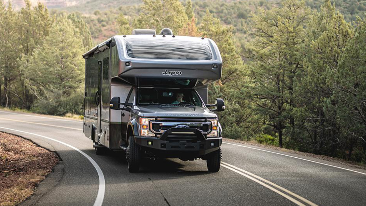 Vue arrière d'un VR de classe C roulant sur une route.