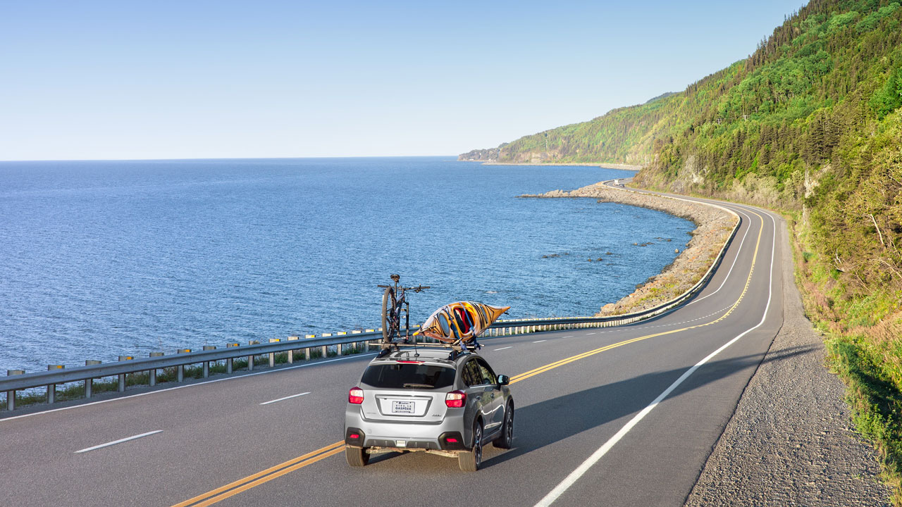Véhicule utilitaire sport sur la route 132: Bas-St-Laurent et Gaspésie