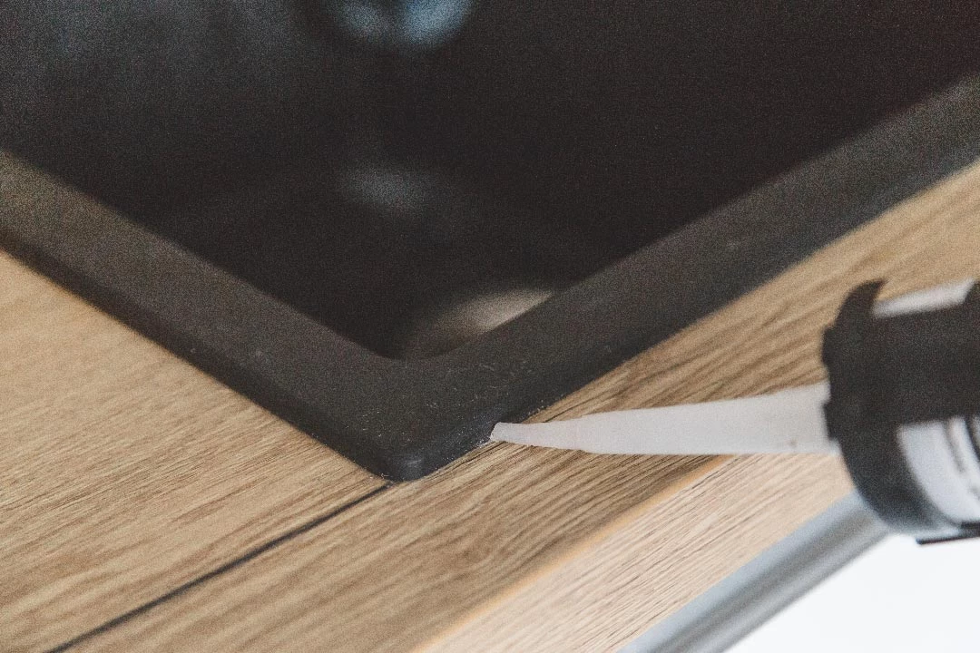 appliquez un scellant conçu pour être utilisé sur le toit