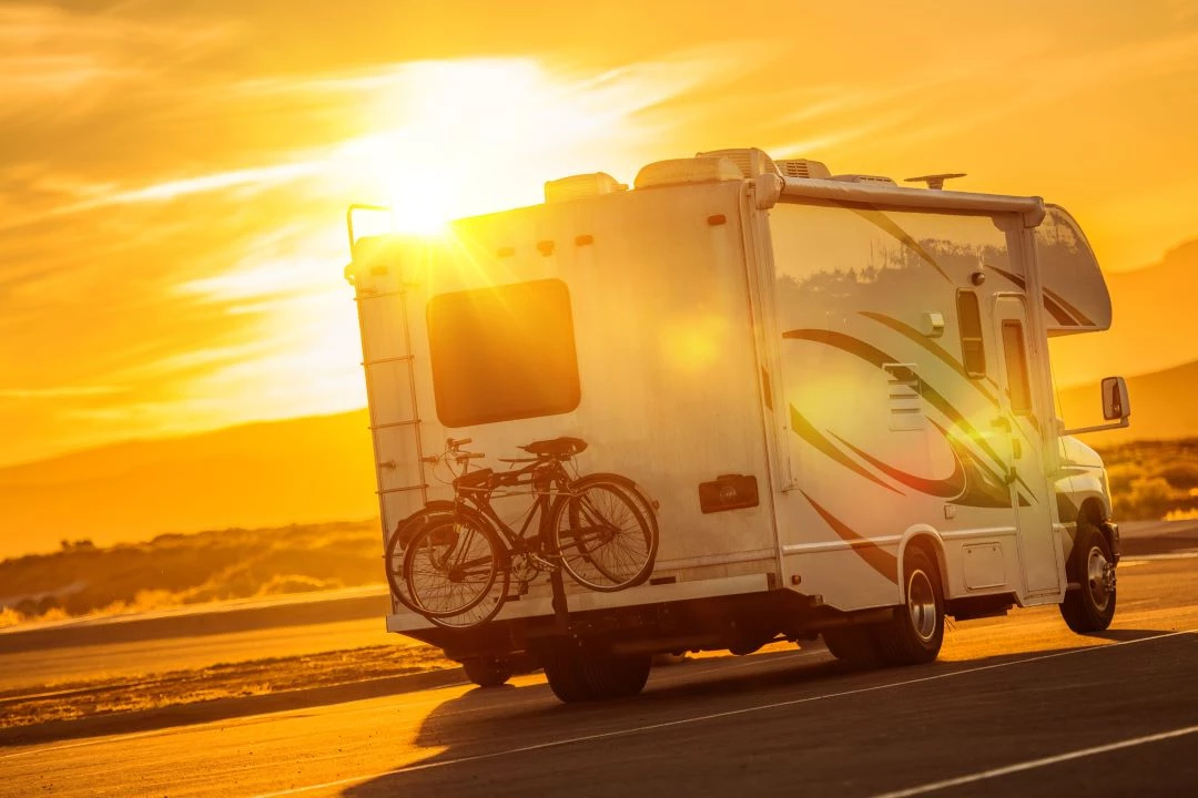 Un VR en train de rouler au coucher du soleil.