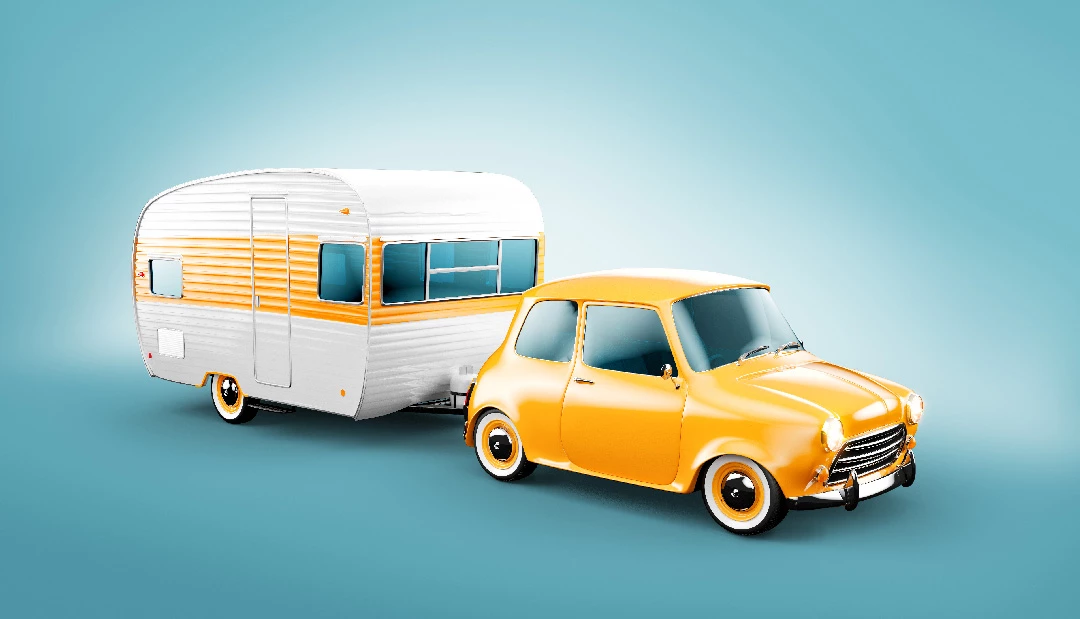 Une voiture remorquant une roulotte.