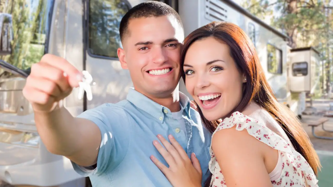 jeune couple qui prend possession d'une roulotte