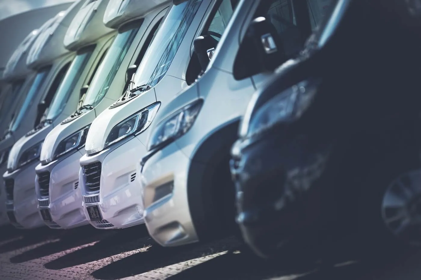 Une rangée de motorisés de différentes classes.