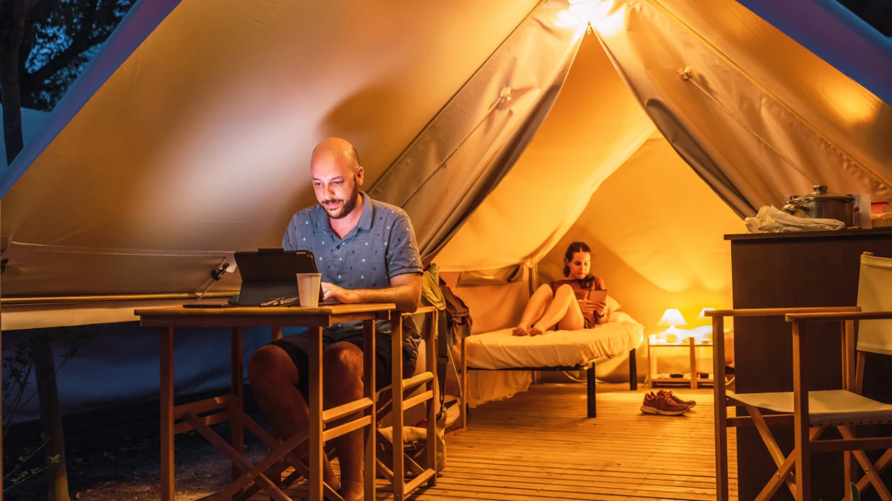 couple qui fait du glamping