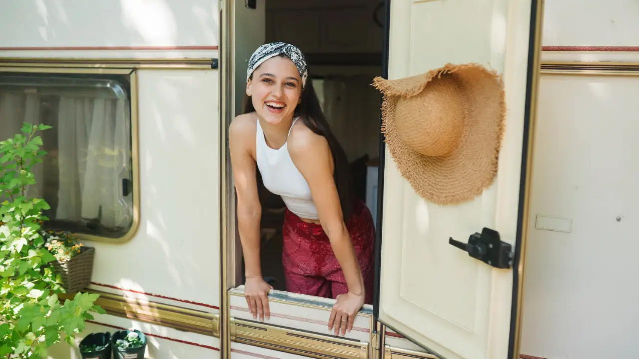 jeune femme souriante dans une roulotte