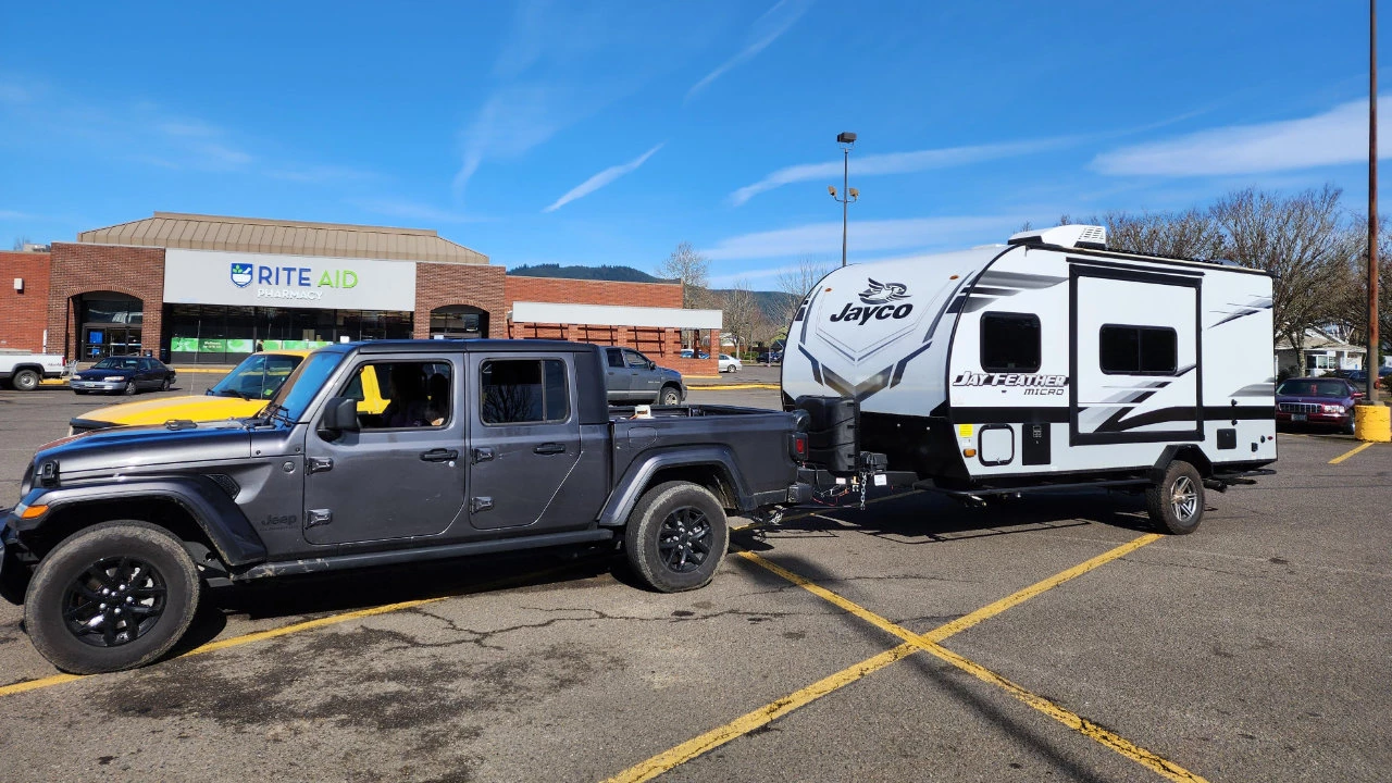 petite roulotte attachée à un pickup dans le stationnement d'une pharmacie