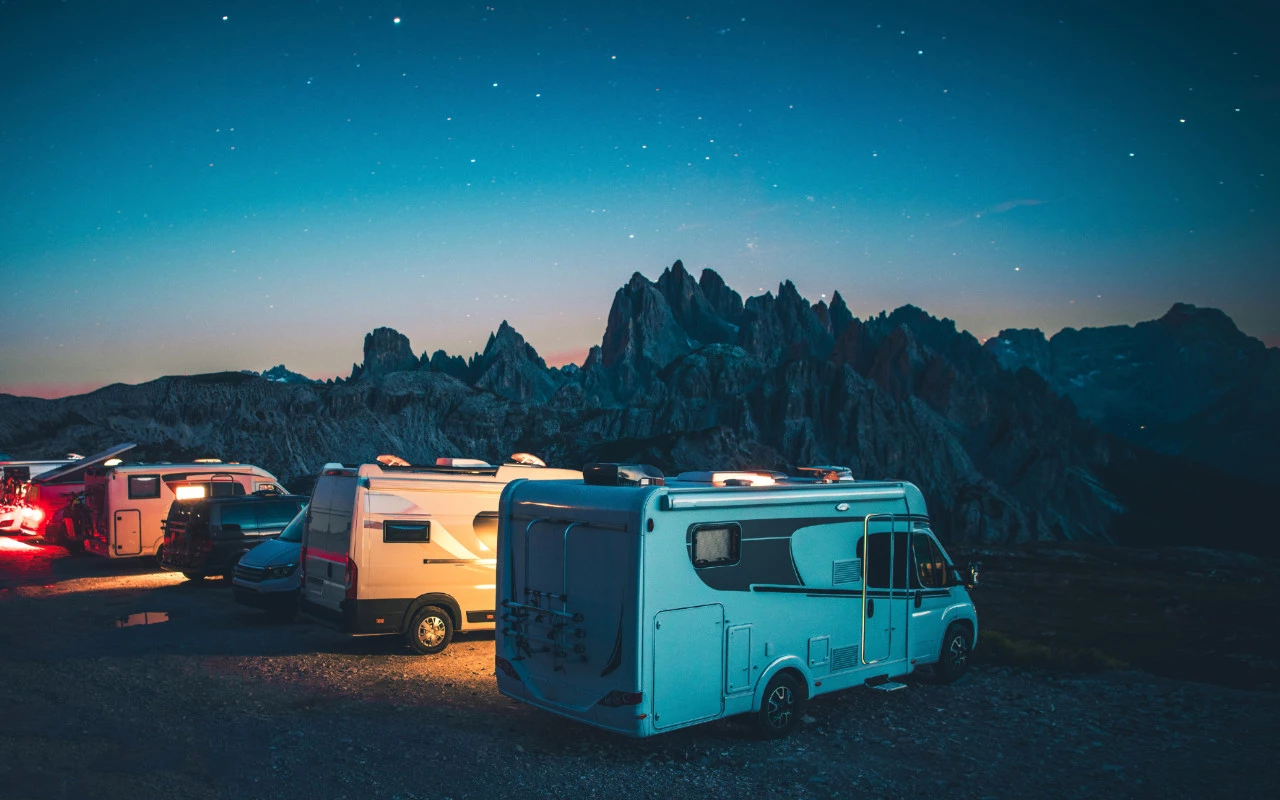 plusieurs roulottes côte à côte en montagne, la nuit