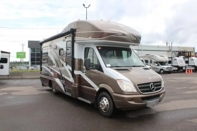 Winnebago Navion 24J