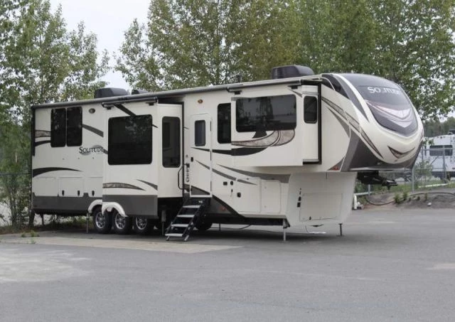 LS-A2-0490C Occasion Grand Design Solitude 374TH 2017 a vendre1