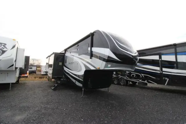 LS-AD-2609R-1 Occasion Grand Design Solitude 375RES 2020 a vendre1