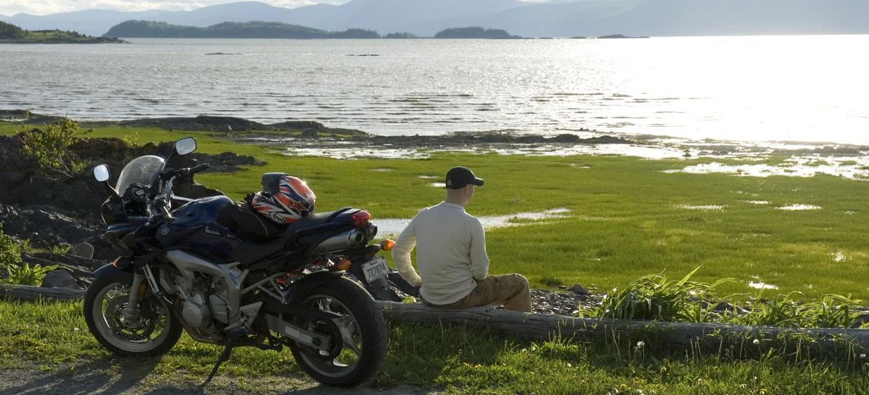 homme et sa moto sur le bord du fleuve, Chaudière-Appalaches