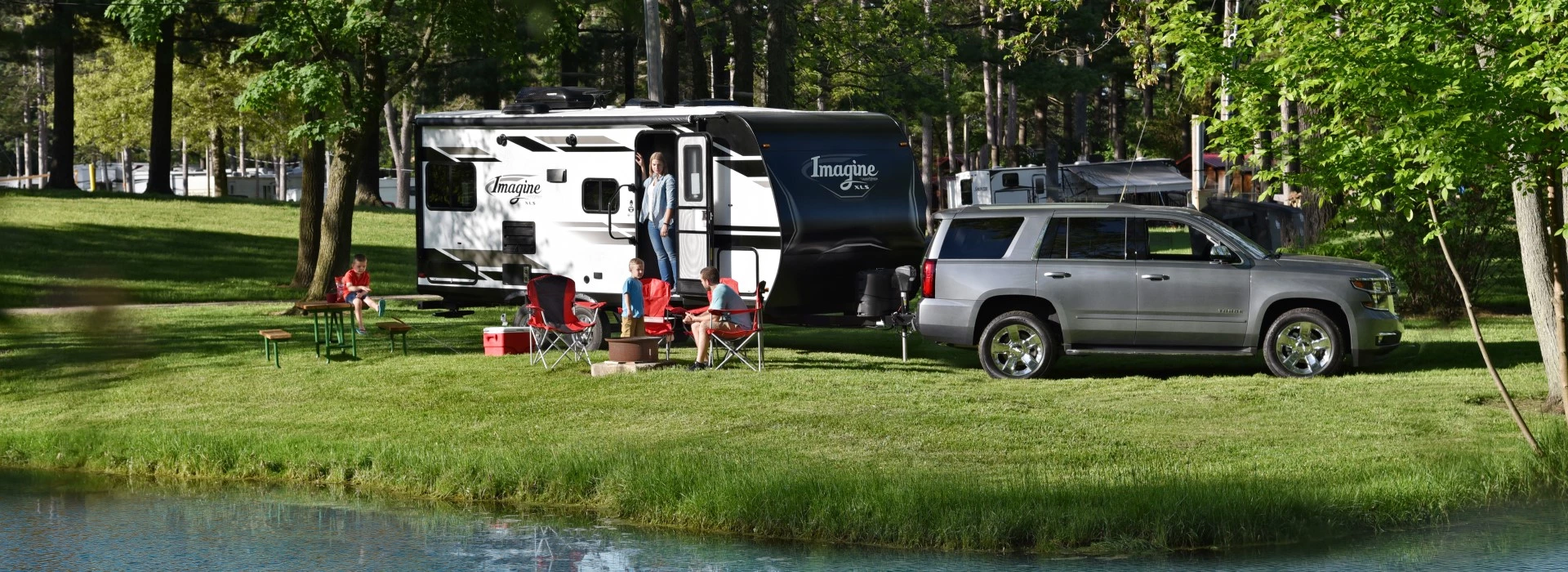 Famille en camping équipée de la roulotte Imagine XLS 2021