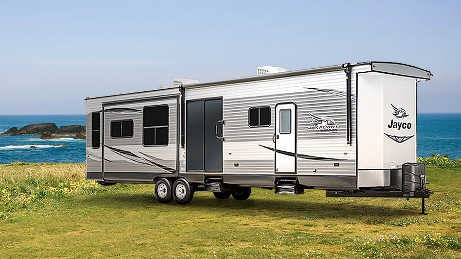 Une roulotte de parc Jayco garée au bord d'une mer