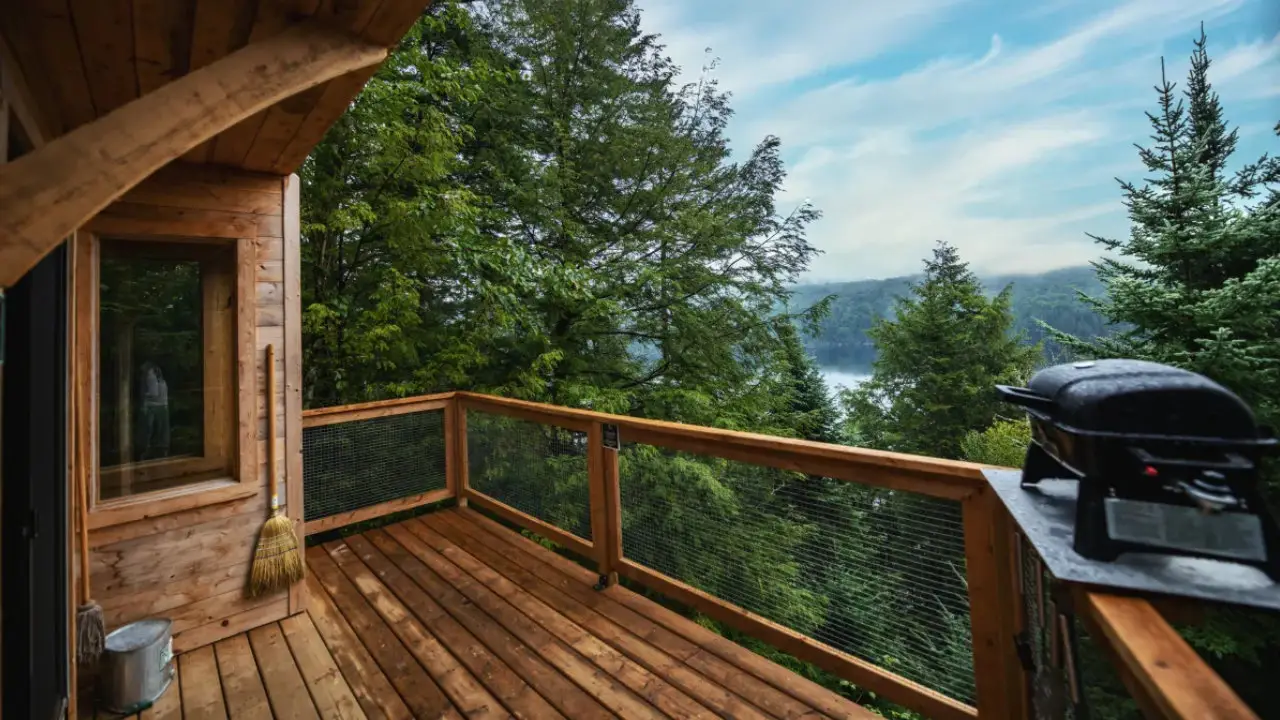 petit chalet de bois dans les arbres