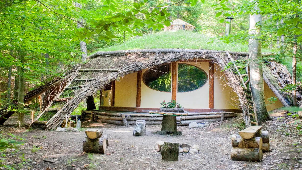 hutte en forêt aux toits du monde dans les Laurentides