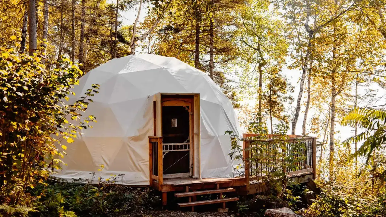 dôme au milieu de la forêt au Parc aventure Cap Jaseux