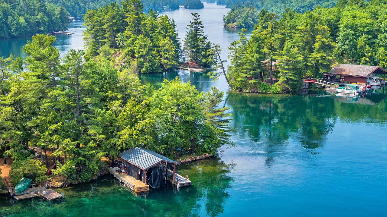 vue aérienne d'iles et petit quais au parc des Mille-Iles
