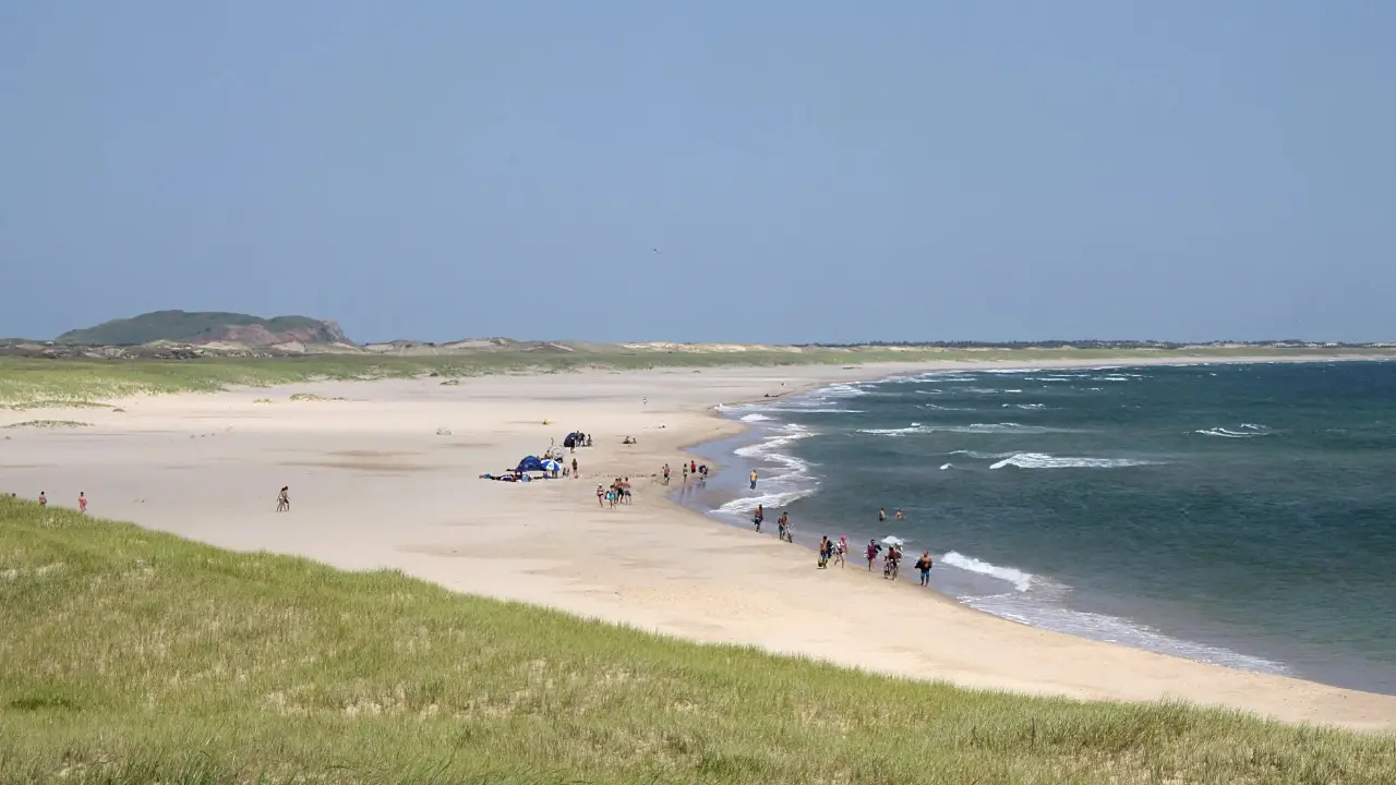 vue de plusieurs baigneurs à la plage de la grande Chouerie
