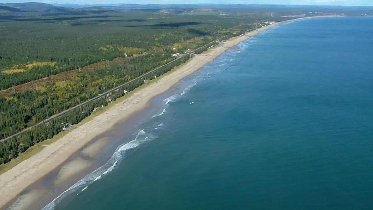 vue aérienne de la plage de la pointe aux anglais
