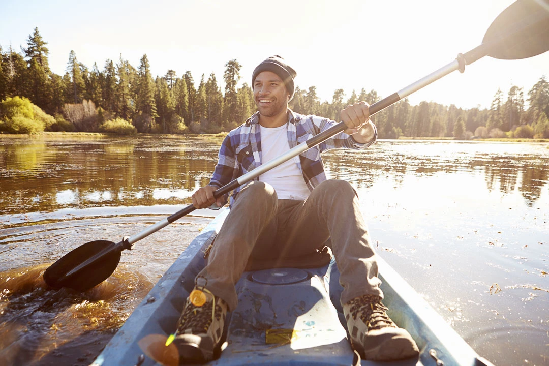 en homme dans un kayak