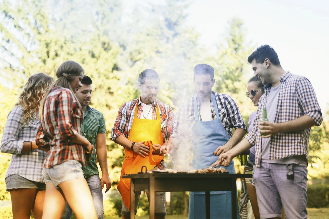 un groupe d'amis réuni autour d'un barbecue