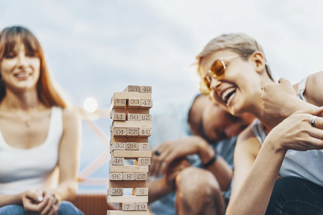 un groupe de personne entrain de jouer une partie de Jenga