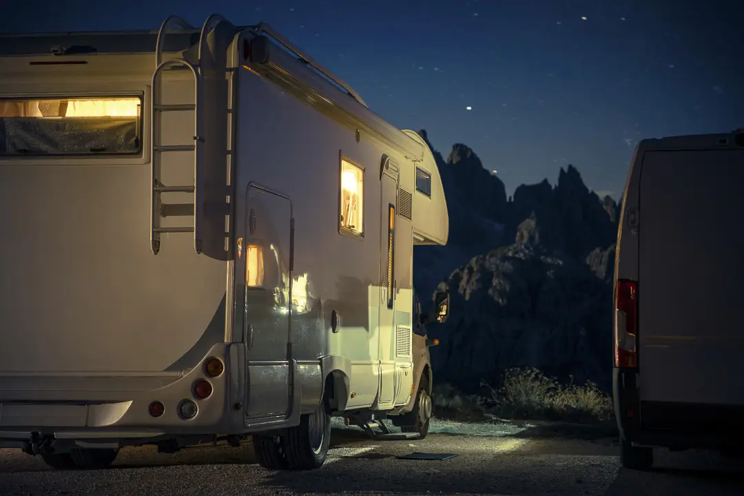 vue latérale arrière d'une caravane