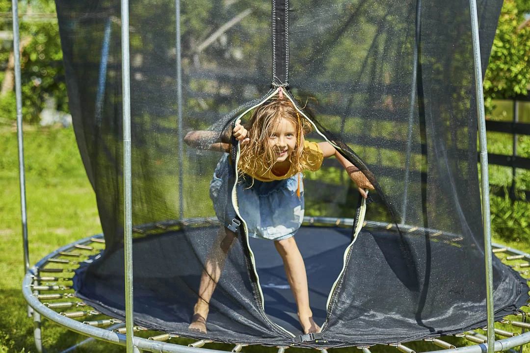 une jeunne fille sur une trampoline