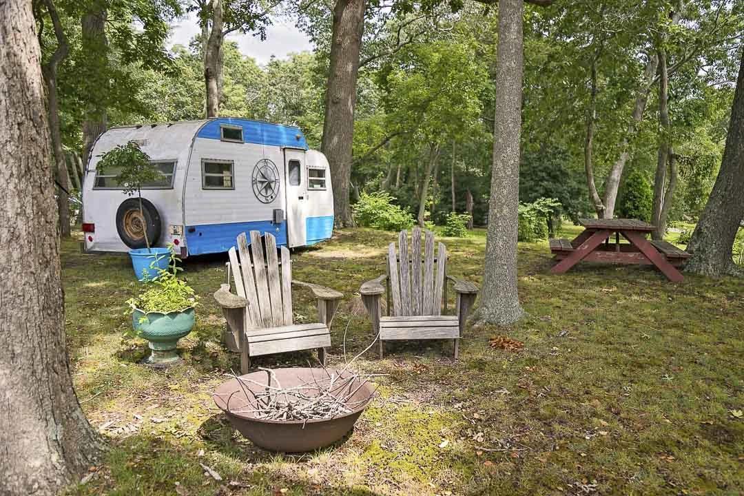 une roulotte bleu et blanche sur un site de camping