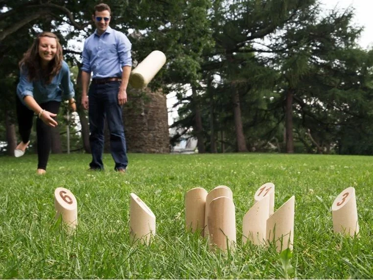 un couple jouant une partie de Mölkky