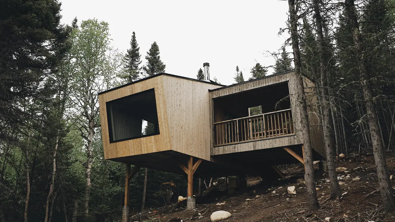 luxueux chalet moderne sur pilotis en forêt