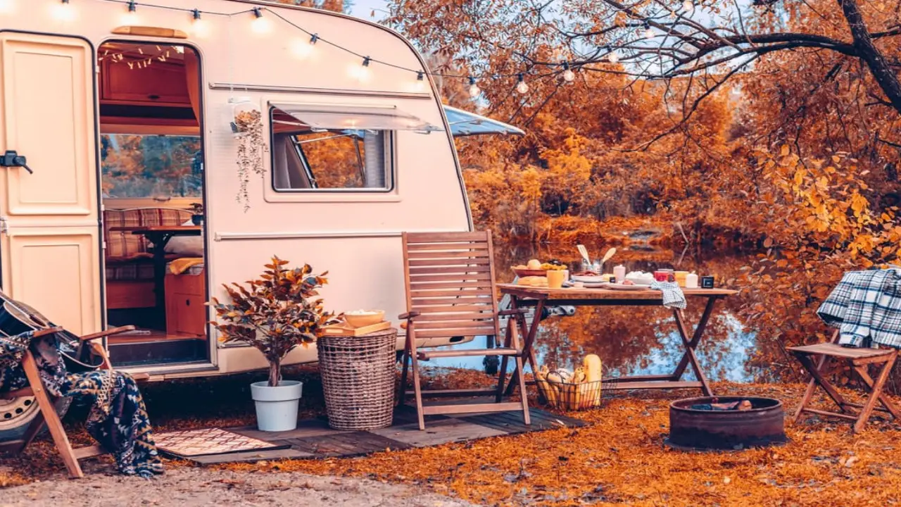 roulotte sur le bord d'un lac en automne