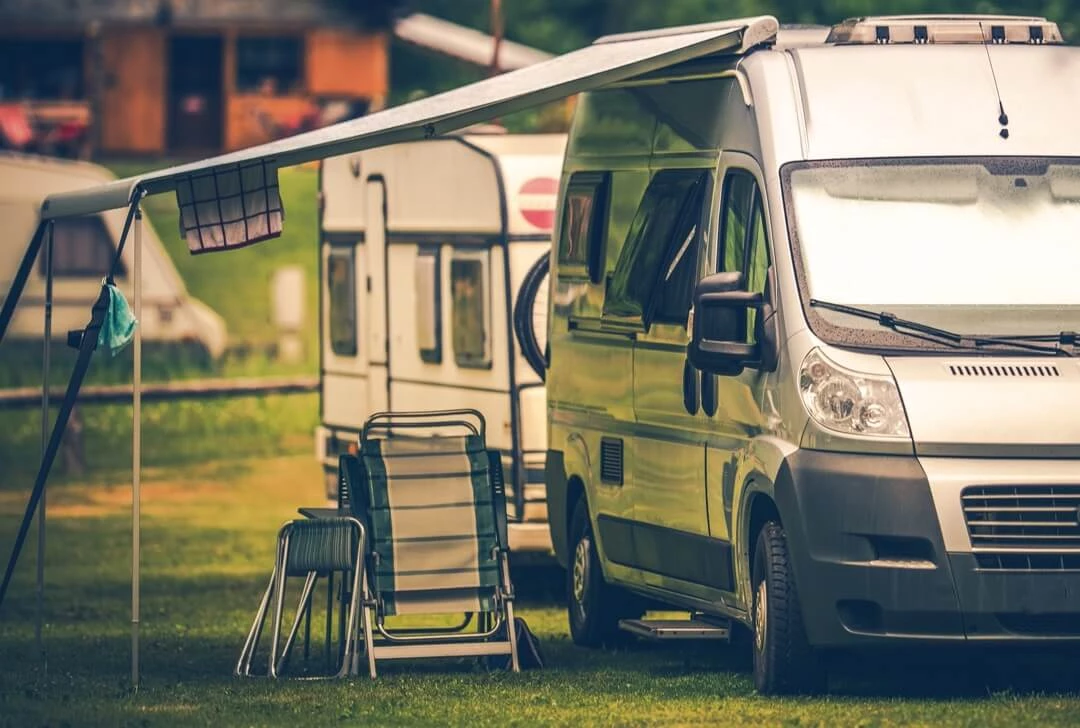 Un Camper installé sur un terrain de camping.