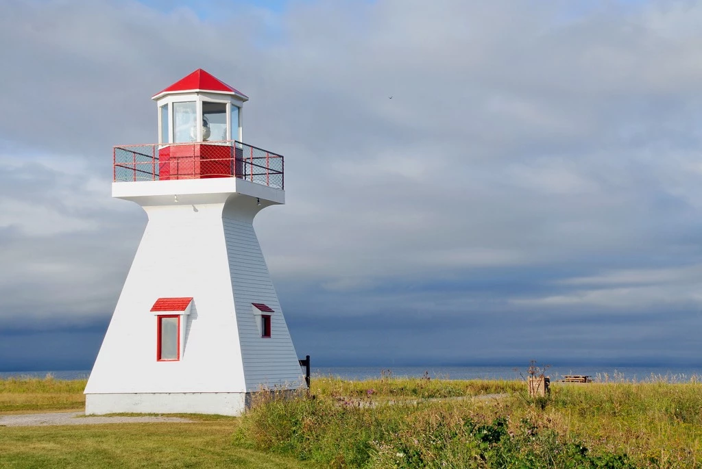 Phare de la pointe Tracadigash dans le village de Carleton-sur-Mer