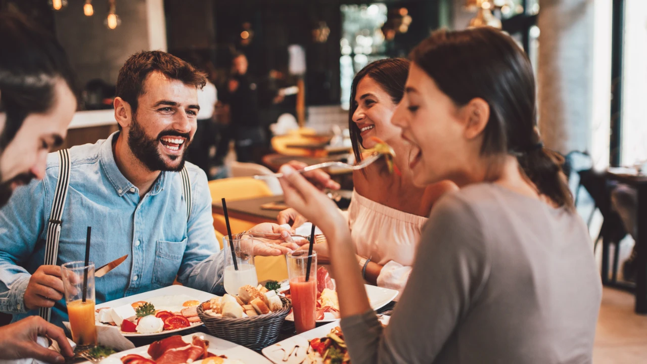 groupe d'amis dans un restaurant
