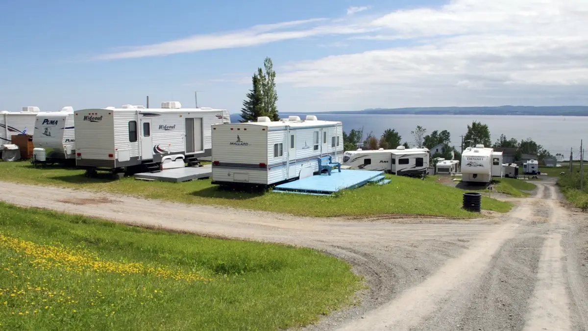 Vue des emplacements des roulottes au bord de l'eau.