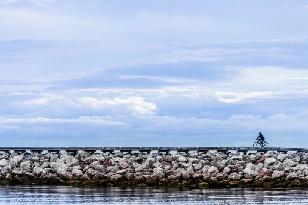 Chemin sur un Rock Pier au coucher du soleil dans la péninsule gaspésienne