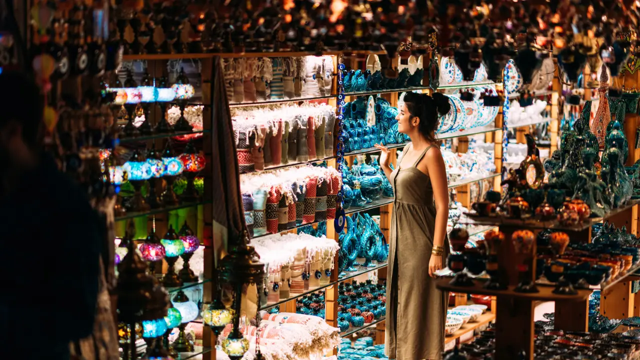 jeune femme dans une boutique souvenirs