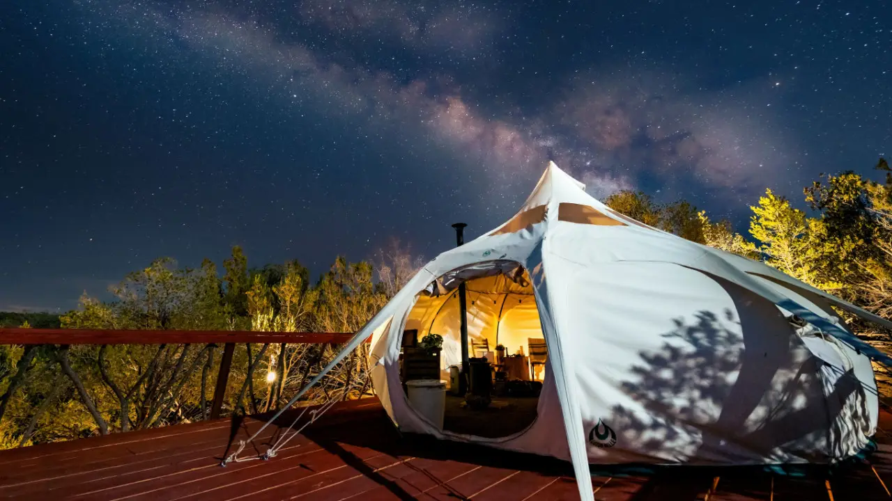 tente de glamping sous un ciel étoilé