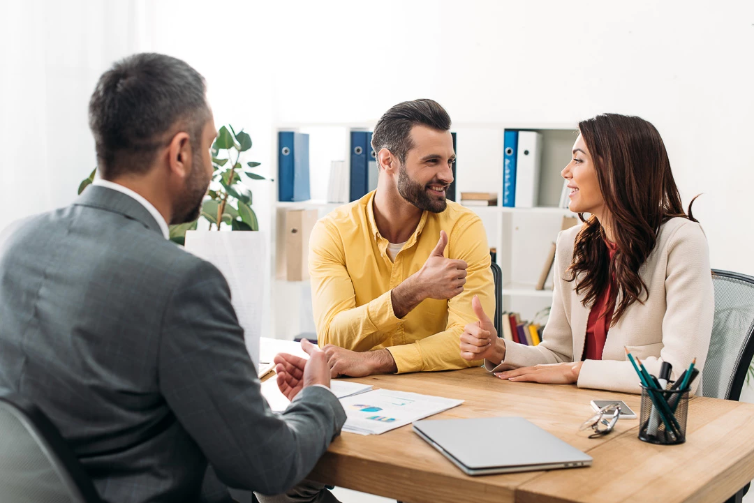 Couple à une table devant un conseiller dans son bureau