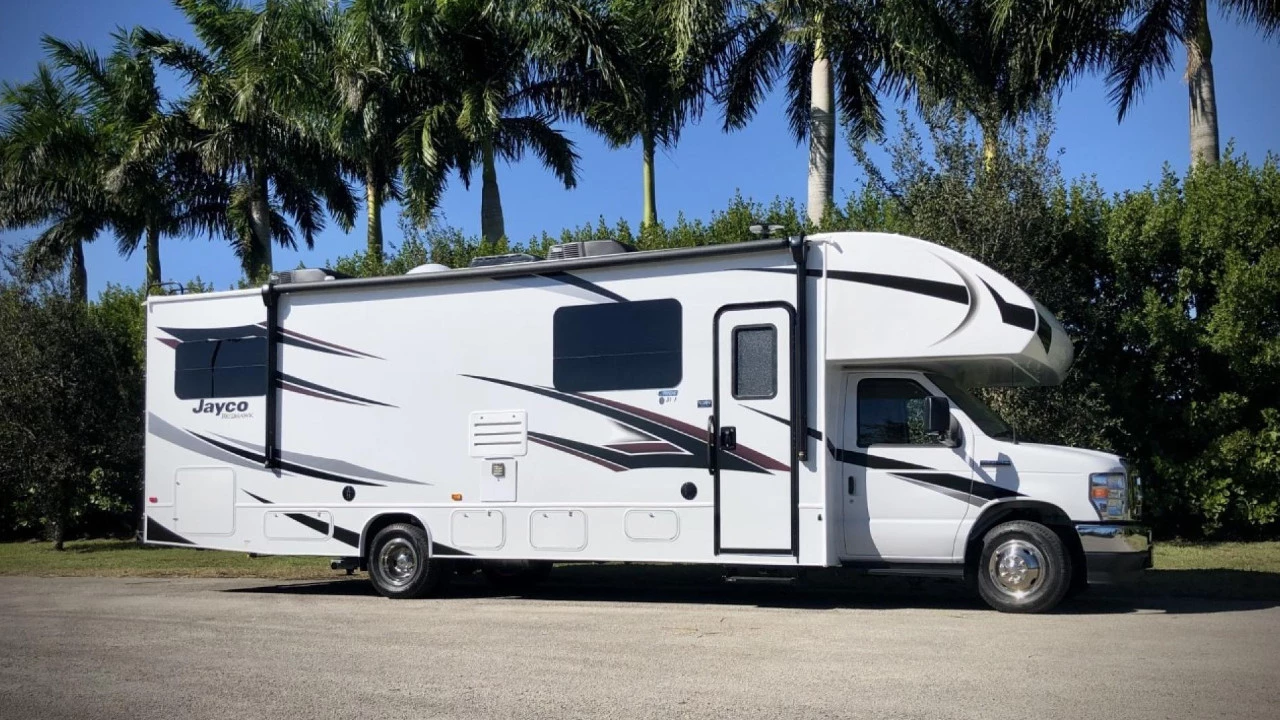 vue latérale avant d'une roulotte classe C Jayco Redhawk
