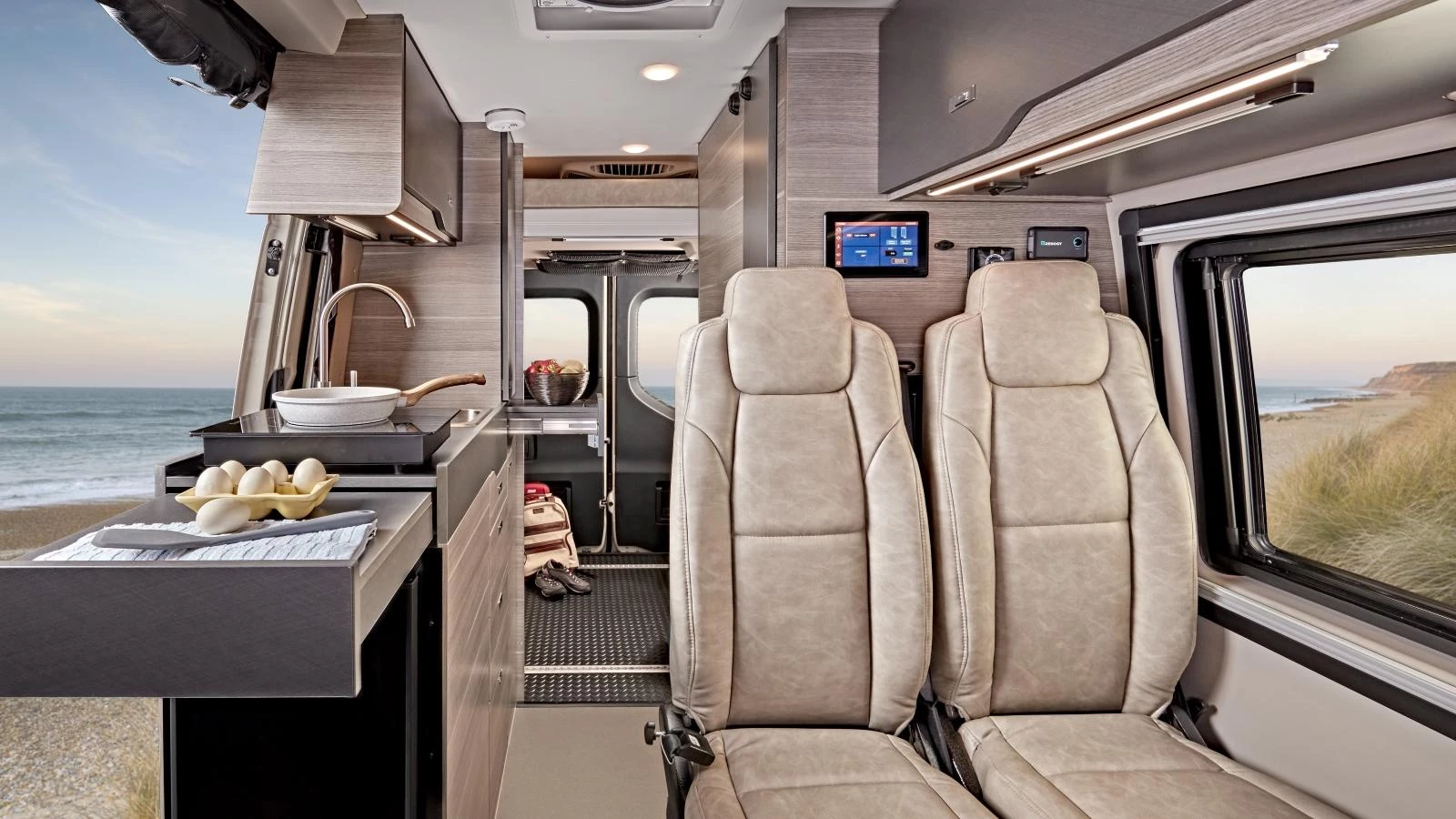 À bord d'un Camping-car Jayco Terrain 2023 grand luxe.