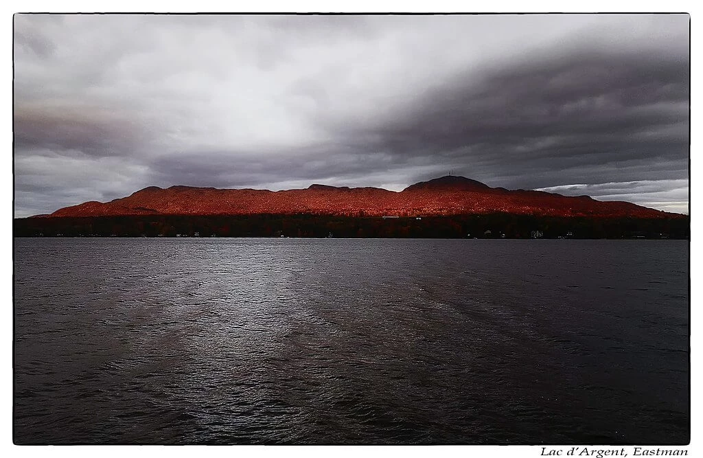 Le lac d'argent à Eastman situé en Estrie face à une montagne