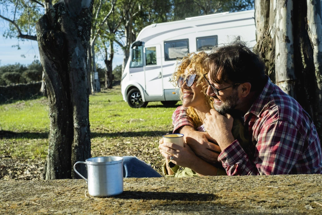 Un couple qui prend une pause sur la route en direction du Lac des écorces.