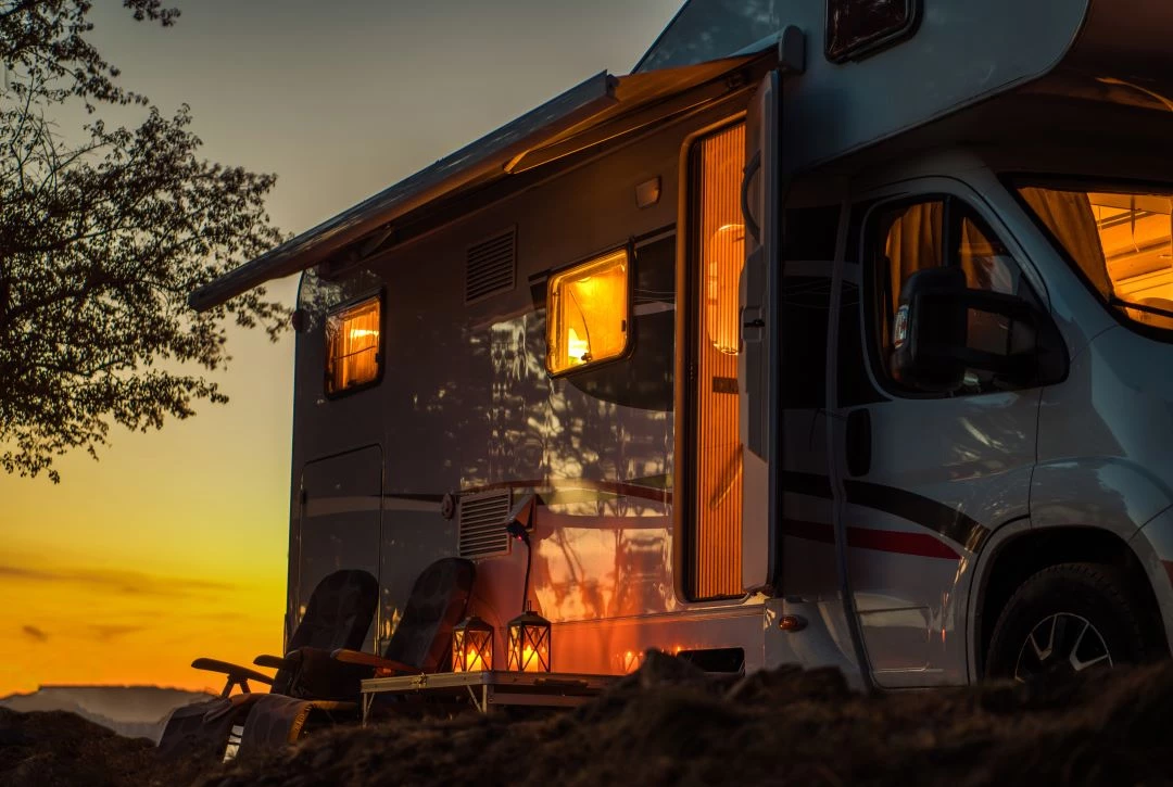 VR stationné lumières allumées au coucher du soleil.