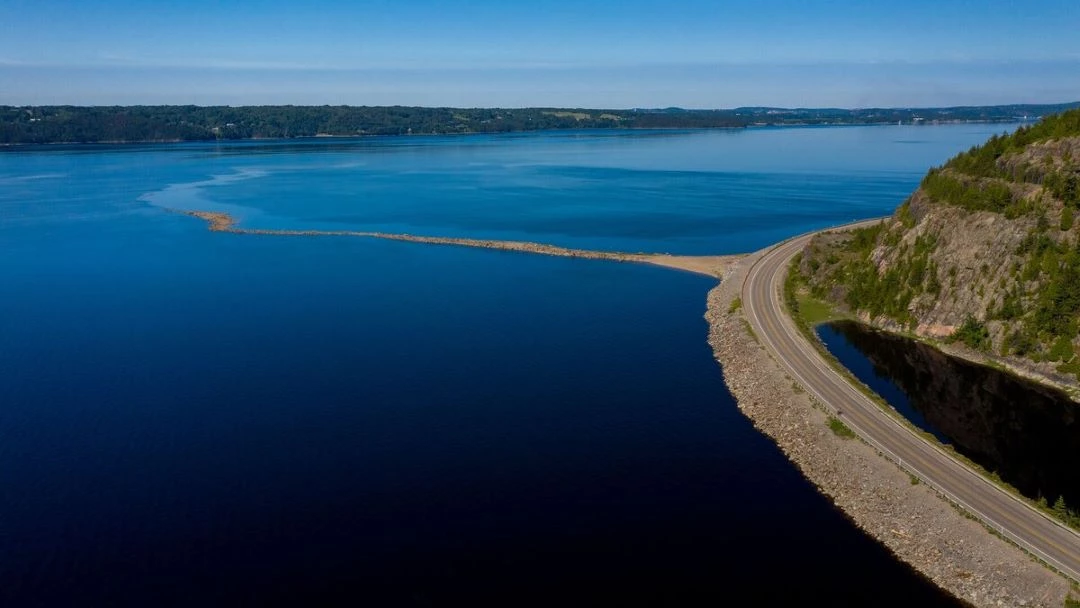 Vue aérienne sur la route du fjord.