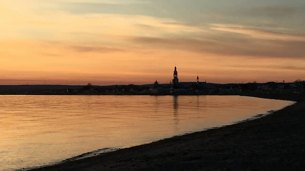 plage beaubassin au coucher de soleil