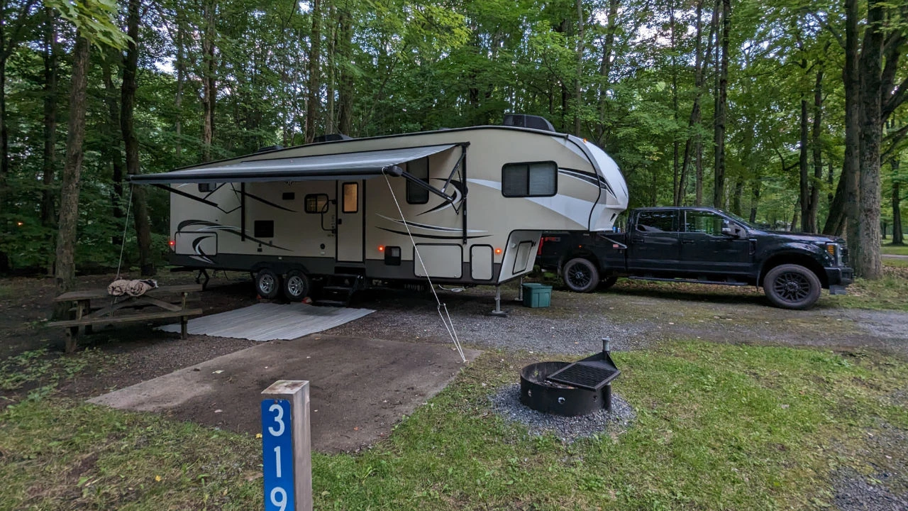 vue d'une roulotte dans un camping