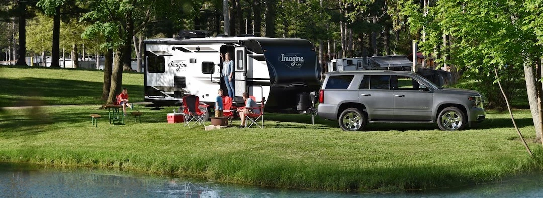 Une roulotte neuve Image XLS 2021 garée sur un terrain de camping.