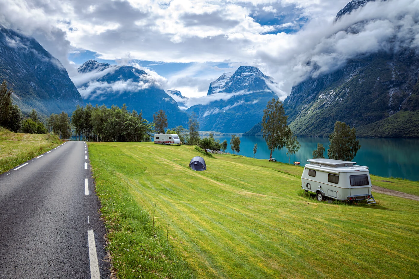 Deux roulottes garées au bord des fjords en Norvège